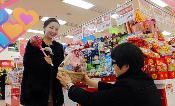 Nel White Day, i ragazzi in Giappone acquistano regali da restituire alle ragazze che li hanno acquistati a San Valentino.