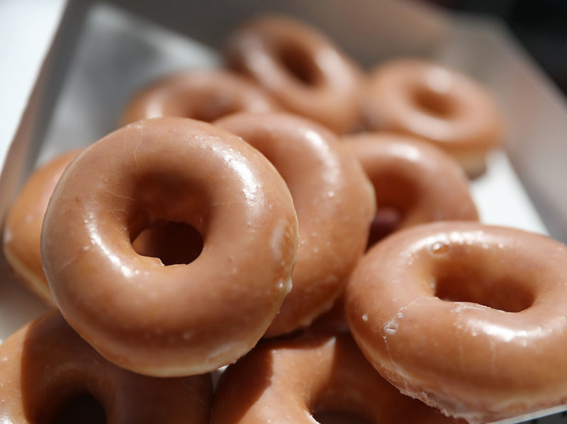 一名佛罗里达男子在警察误以釉面甜甜圈面包屑购买甲基苯丙胺后获得$ 37,500。 警察搜寻他的车时，丹尼尔·拉欣（Daniel Rushing）被拉了过来。 他们测试了发现的白色晶体，并检测出甲基的阳性结果。 冲向他们说他们是甜甜圈，但他们不听。