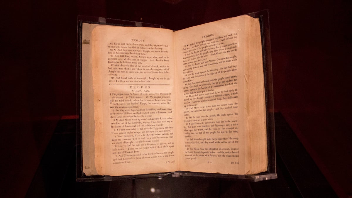 Библия рабов, сокращенная версия Библии, сделанная для рабов, в которой порабощенные израильтяне никогда не покидали Египет, а строки, осуждающие рабовладельцев, были удалены.