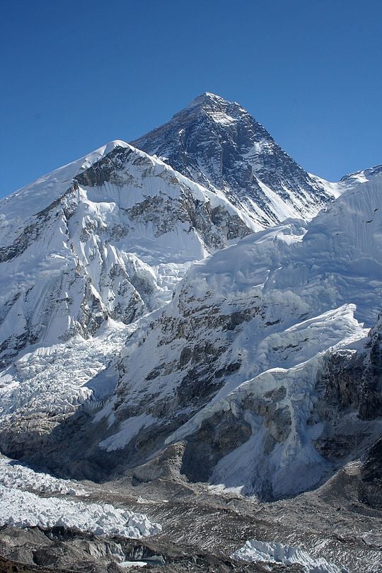Der Mount Everest ist zu jeder Jahreszeit so stark mit Abfällen überflutet, einschließlich 26,500 Pfund menschlicher Exkremente, dass die nepalesische Regierung jetzt nicht mehr von jedem Kletterer verlangt, 8 kg Abfall beim Abstieg vom Berg zu packen (menschlicher Abfall, leere Dosen / Flaschen, verlassene Zelte, etc.).