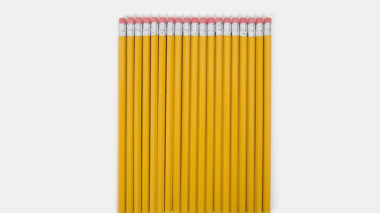 Les crayons sont jaunes car au 19ème siècle, le meilleur graphite venait de Chine. Parce que le jaune était une couleur royale en Chine, les fabricants de crayons ont commencé à colorer leurs crayons en jaune pour montrer à la fois une haute qualité et une association avec la Chine.
