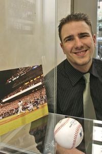 Matt Murphy, l'homme qui a attrapé le 756e ballon record de Barry Bonds, a vendu le ballon pour 752,467 $ et a donné la moitié à Amir Kamal, l'ami avec lequel il était au match.