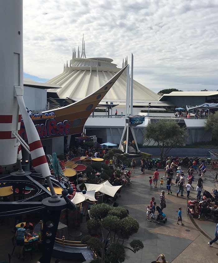 Disney's Space Mountain utilise des fans pour souffler de l'air sur vous et créer l'illusion que vous allez plus vite que vous ne l'êtes vraiment.