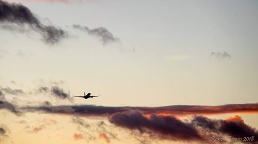 Piloten, die vom kalifornischen Flughafen John Wayne abfliegen, sind gesetzlich verpflichtet, ihre Triebwerke abzuschalten und die Nase kurz nach dem Start für etwa 6 km abzustellen, um den Lärm in der Wohngegend darunter zu reduzieren.