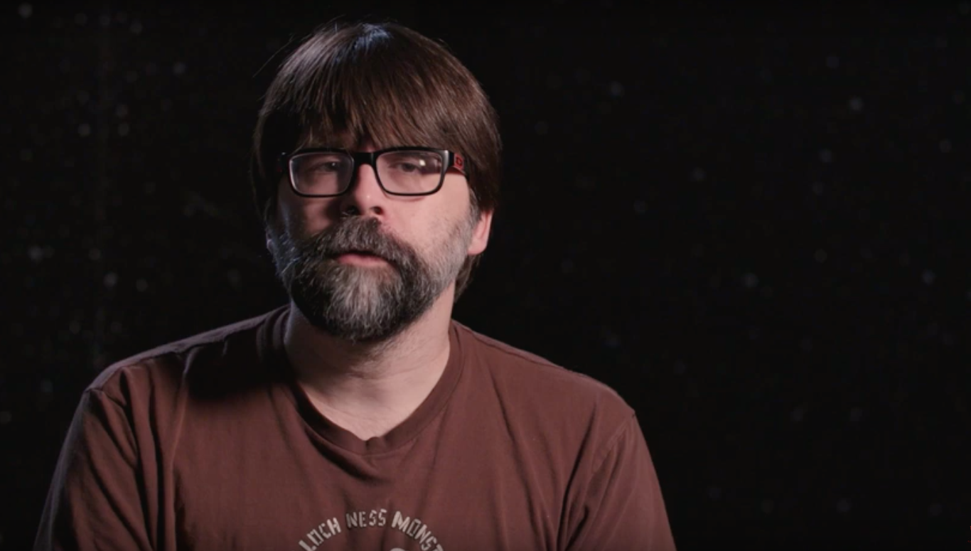 ابن ستيفن كينغ هو أيضًا مؤلف ناجح ، لكنه يستخدم اسمًا مختلفًا للهروب من ظل أبيه