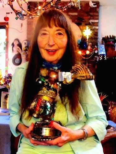 MTVがローンチした夜、ネットワークのオープニングシーケンスでは、パブリックドメインであり、無料で使用できるという理由だけで、アポロ11号のローンチの映像が取り上げられました。 ビデオミュージックアワードの「ムーンマン」トロフィーなど、MTVの画像と宇宙飛行士を結びつけたのはそのオープニングシーケンスでした。