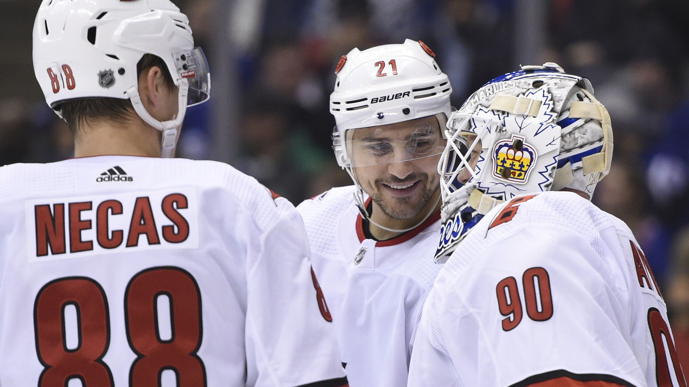 De 42-jarige Zamboni-coureur, niertransplantatieontvanger en oefenhockeydoelman David Ayres leidde de Carolina Hurricanes naar een 6-3 overwinning nadat hun twee professionele doelmannen geblesseerd waren. Opgejuicht door de fans van het andere team, was hij de oudste speler ooit die zijn profdebuut maakte in een grote sport.