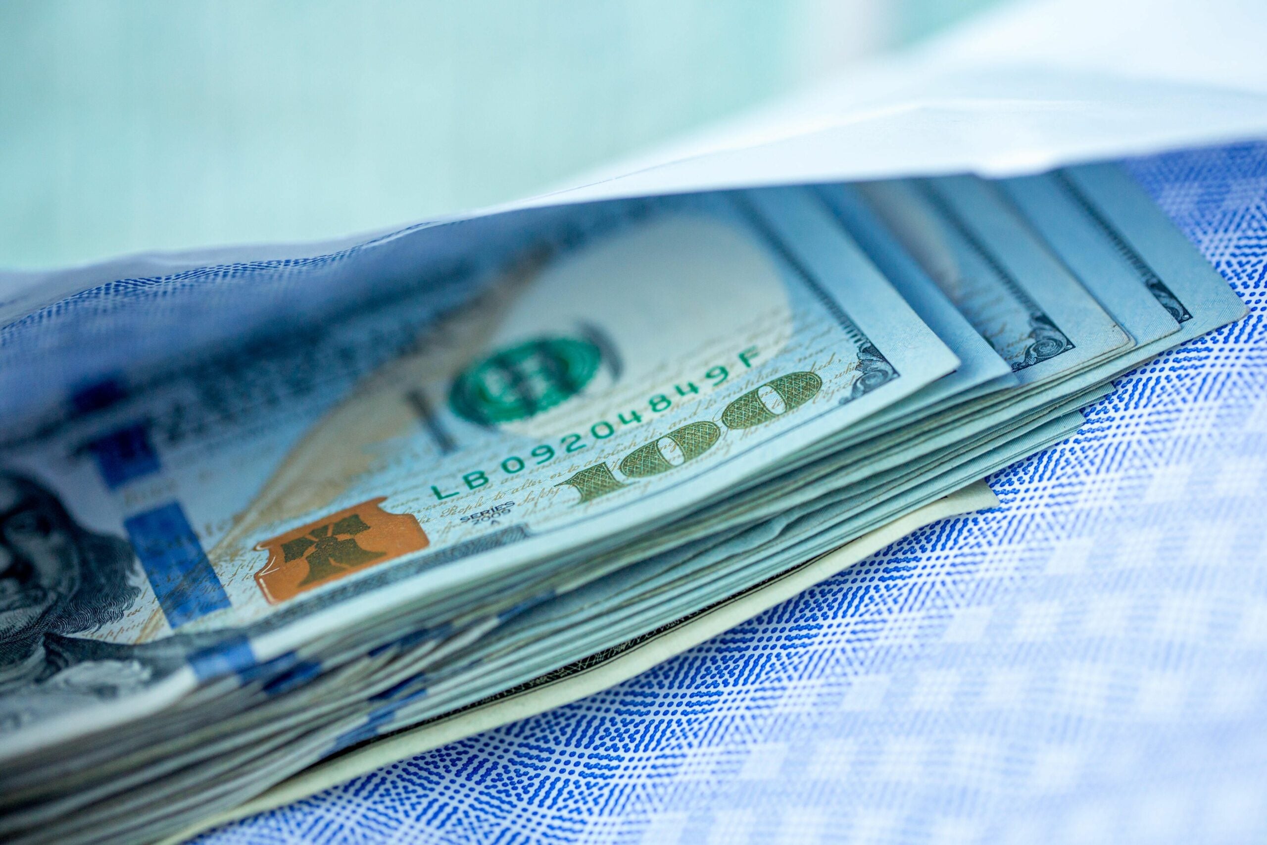 غيرت شركة Comcast علامتها التجارية من "Comcast Internet" إلى "Xfinity" لأن اسم comcast أصبح مرتبطًا بضعف الجودة والخدمة. تم اتخاذ قرار تغيير الاسم بعد تسجيل فني Comcast أثناء النوم على أريكة العميل.