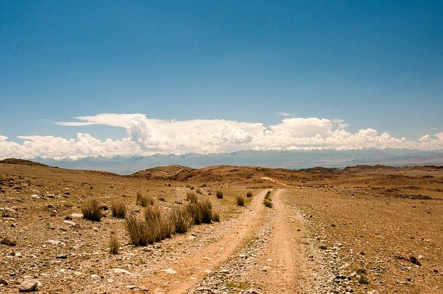 Kirgisistan ist weiter vom Meer entfernt als jede andere Nation. Mit einer Mindestlänge von 1620 Meilen von jedem Ozean ist es der am stärksten von Land eingeschlossene Staat der Welt