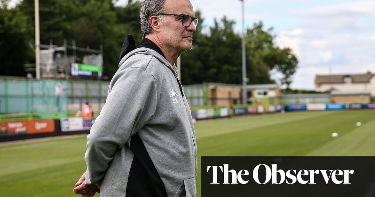Nadat Marcelo Bielsa manager werd van Leeds United FC, kwam hij erachter dat de gemiddelde fan 3 uur moest werken om een ​​wedstrijdticket te betalen. Hij riep zijn spelers bij elkaar en liet ze 3 uur lang afval van het trainingsveld oprapen, om te waarderen hoe de fans voor hun passie werkten.