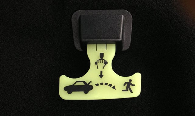 緊急リリースハンドルが発明されたのはなぜですか？