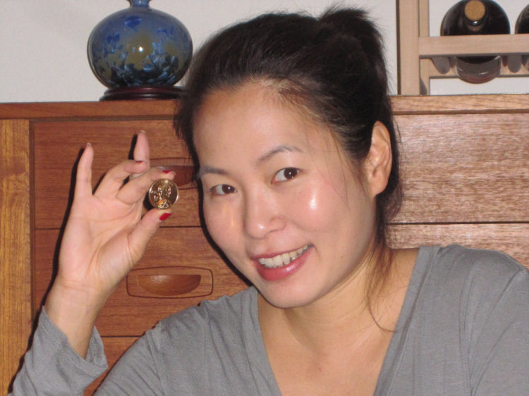 Люди в США получали бесплатные полеты, покупая деньги у правительства. Люди покупали монеты по 1 доллару оптом на монетном дворе США (бесплатная доставка) и оплачивали счет по кредитной карте монетами. Они покупали монеты с помощью кредитных карт, которые давали мили для часто летающих пассажиров, таким образом получая бесплатные мили.