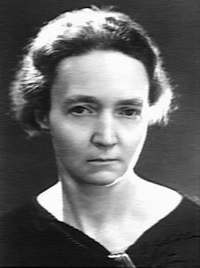 Irène Curie et son mari ont reçu un prix Nobel pour leur découverte de la radioactivité artificielle, 30 ans après que les parents d'Irène ont reçu leur prix Nobel. Elle est décédée des suites d'une surexposition aux radiations, tout comme ses parents. Ses enfants sont toujours en vie et sont également d'éminents scientifiques.