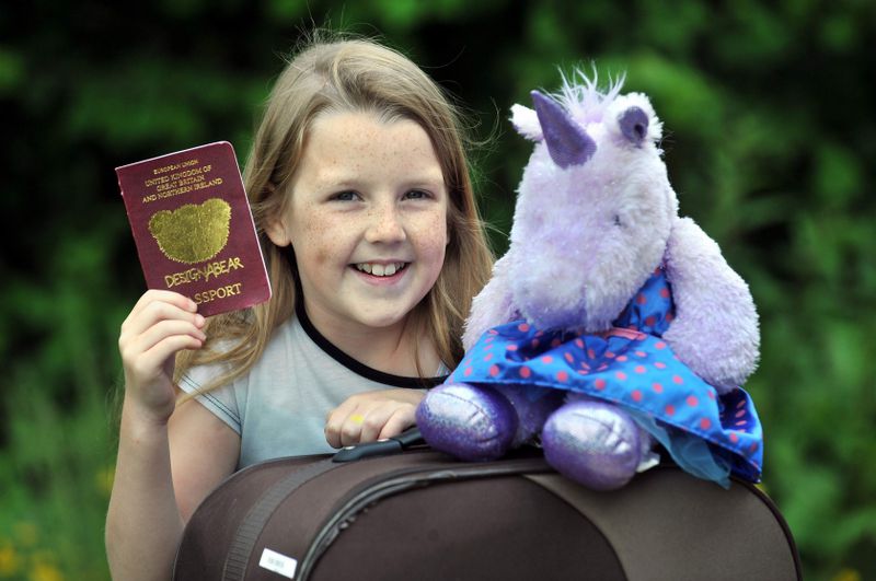 In 2013 passeerde een 9-jarig Brits meisje de Turkse douane met een speelgoedpaspoort met gouden teddyberen op de voorkant dat haar identificeerde als een eenhoorn. Haar moeder overhandigde per ongeluk het paspoort dat het meisje had gemaakt voor haar speelgoedeenhoorn, en de douanebeambte accepteerde het en stempelde het af