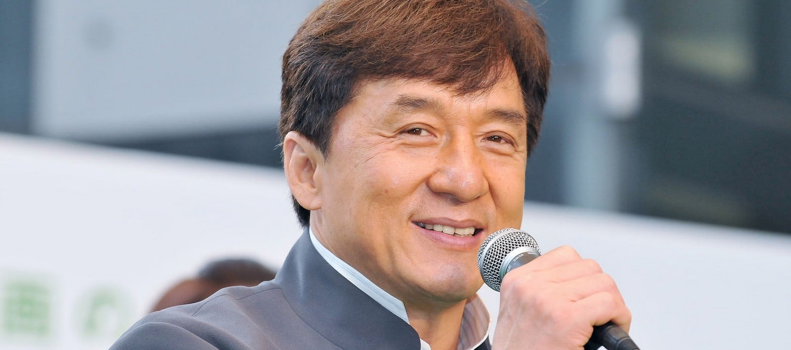 من حصل على جائزة أفضل مطرب أجنبي في اليابان عام 1984 وهو في الواقع مغني أوبرا متدرب؟