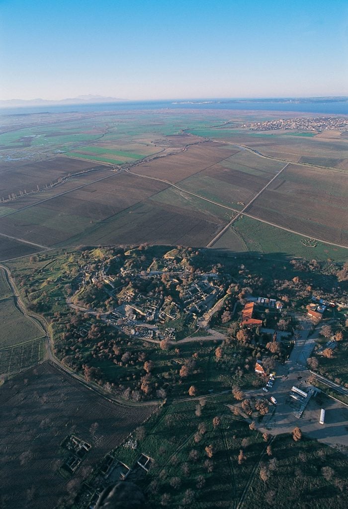 Pendant des siècles, la ville de Troie a été considérée comme un mythe jusqu'à ce qu'elle soit redécouverte en 1871 dans la Turquie actuelle. La zone avait été fouillée auparavant, mais les ruines de Troie étaient sous de nouvelles fouilles et étaient restées intactes pendant des millénaires, même si le site comptait des gens qui y vivaient.