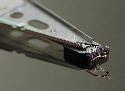 Gewone goedkope computer harde schijven werken niet betrouwbaar boven de 10,000 voet hoogte, omdat ze een kussen van dichte lucht nodig hebben om de magnetische kop op te laten drijven. Zonder die luchtdichtheid zal de kop de schijf bekrassen. Mensen die boven de 10,000 voet wonen, moeten speciale harde schijven kopen.