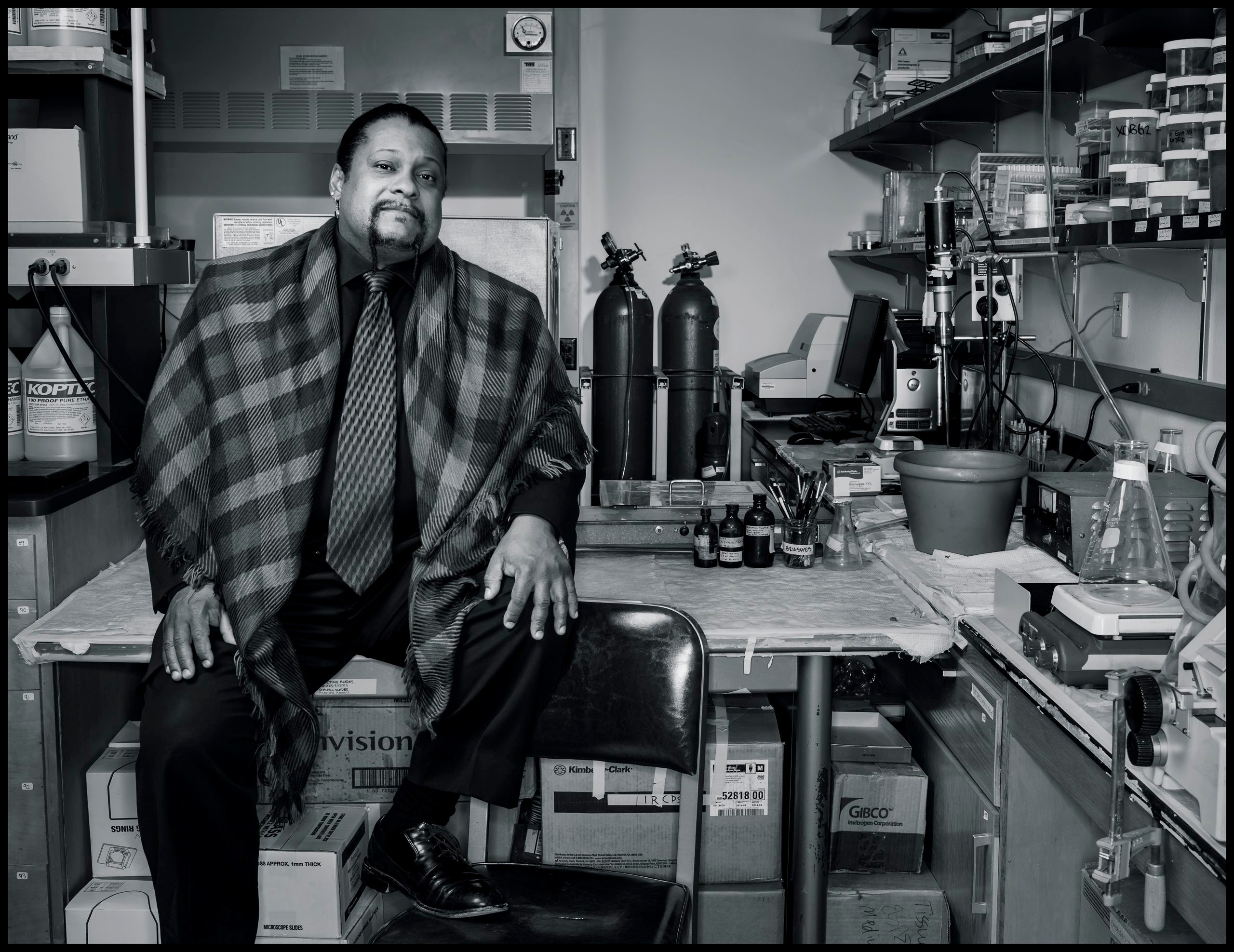 Der Biologe Tyrone Hayes veröffentlichte ein Experiment, das zeigte, dass das Pestizid Atrazin Frösche von männlich zu weiblich machte. Als Reaktion darauf hat der Hersteller Syngenta ihn jahrelang ausspioniert und eine umfangreiche Kampagne durchgeführt, um einen Skandal auszulösen, der seine Karriere beenden würde.