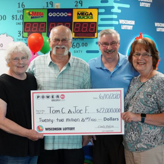 Друзья Томас Кук и Джозеф Фини пожали друг другу руки в 1992 году, поклявшись, что если кто-то из них выиграет джекпот Powerball, они разделят выигрыш. Что ж, сила дружбы и рукопожатия окупилась: 28 лет спустя Том выиграл 22 миллиона долларов и поделил выигрыш со своим другом.