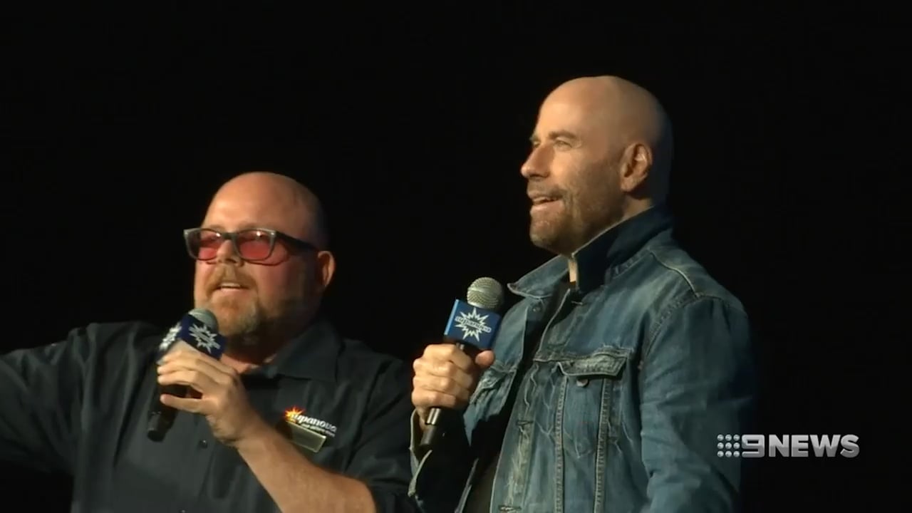 In den frühen 90ern war John Travoltas Karriere vorbei, bis Regisseur Quentin Tarantino um ein Treffen bat. Quentin ließ John Brettspiele aus seinen früheren Filmen spielen und ließ ihn berühmte Zeilen zu seinen früheren Filmen rezitieren. Am Ende des Abends bot Quentin die Rolle von Vincent in Pulp Fiction an.