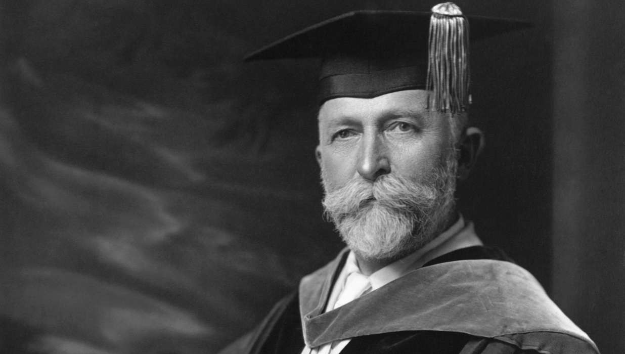 John H. Kellogg 博士如何改进灌肠管理？