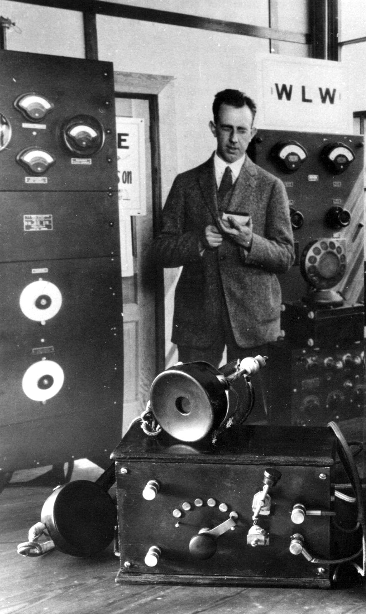 Welk radiostation werkt de klok rond met 50,000 W?