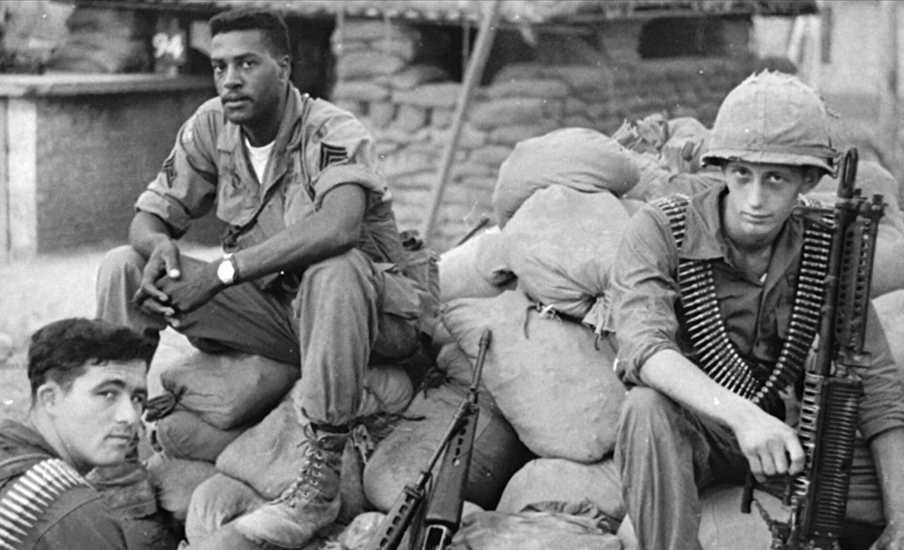 كيف رفع الجيش الأمريكي الحظر المفروض على الجنود السود في آيسلندا؟