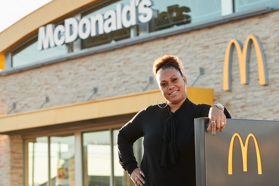 Hoeveel verdienen de managers van McDonald's?