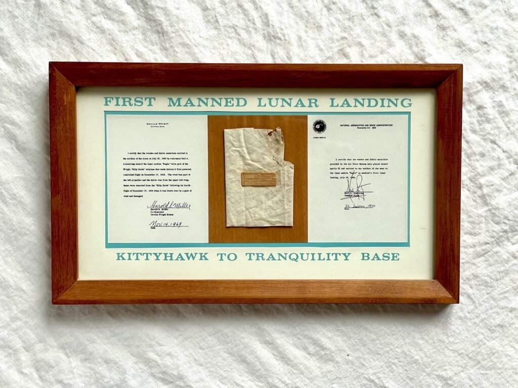 Was war in Neil Armstrongs Tasche, als er zum ersten Mal den Mond betrat?