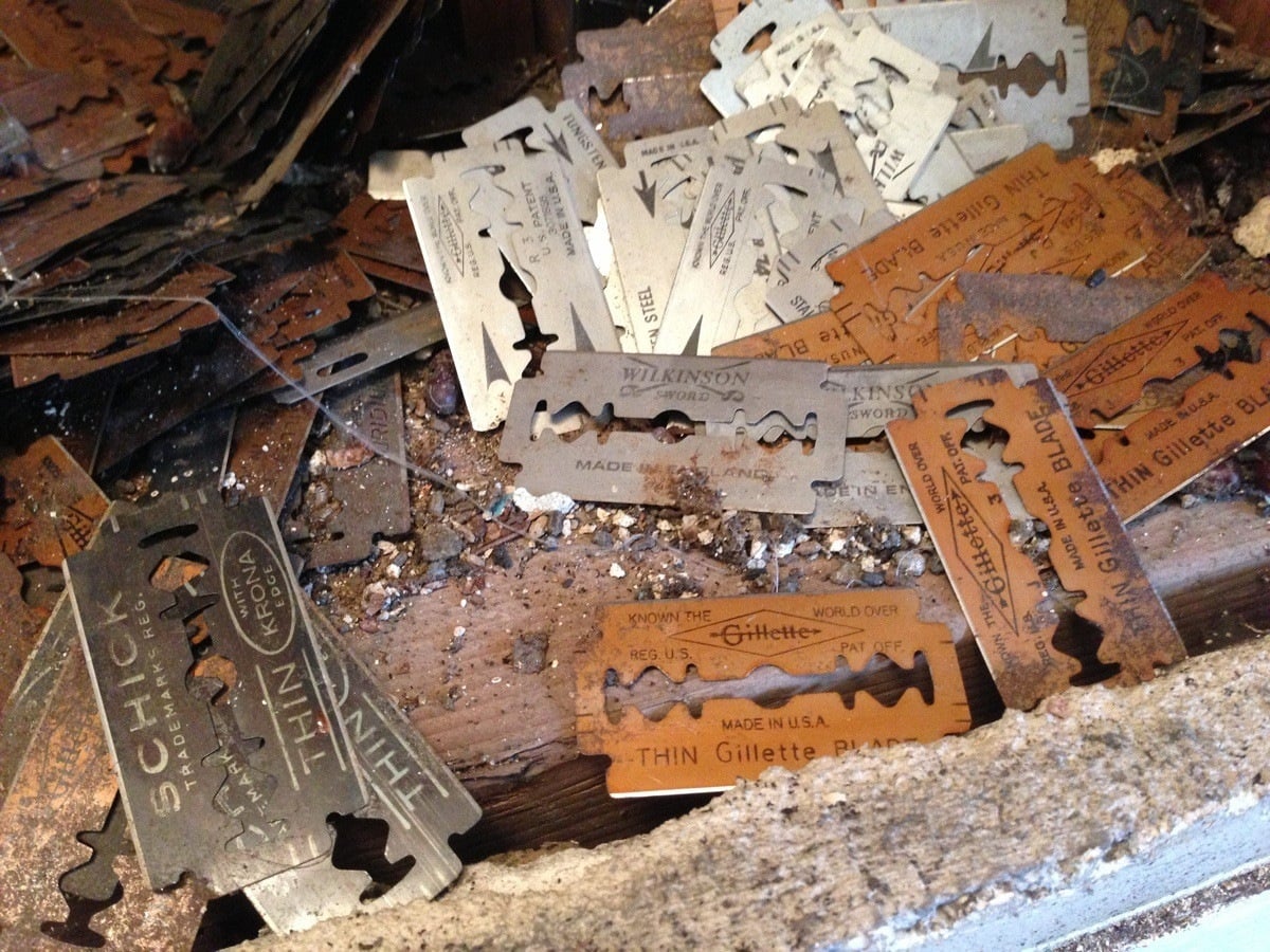 Pourquoi les vieilles maisons avaient-elles des lames de rasoir dans les murs ?