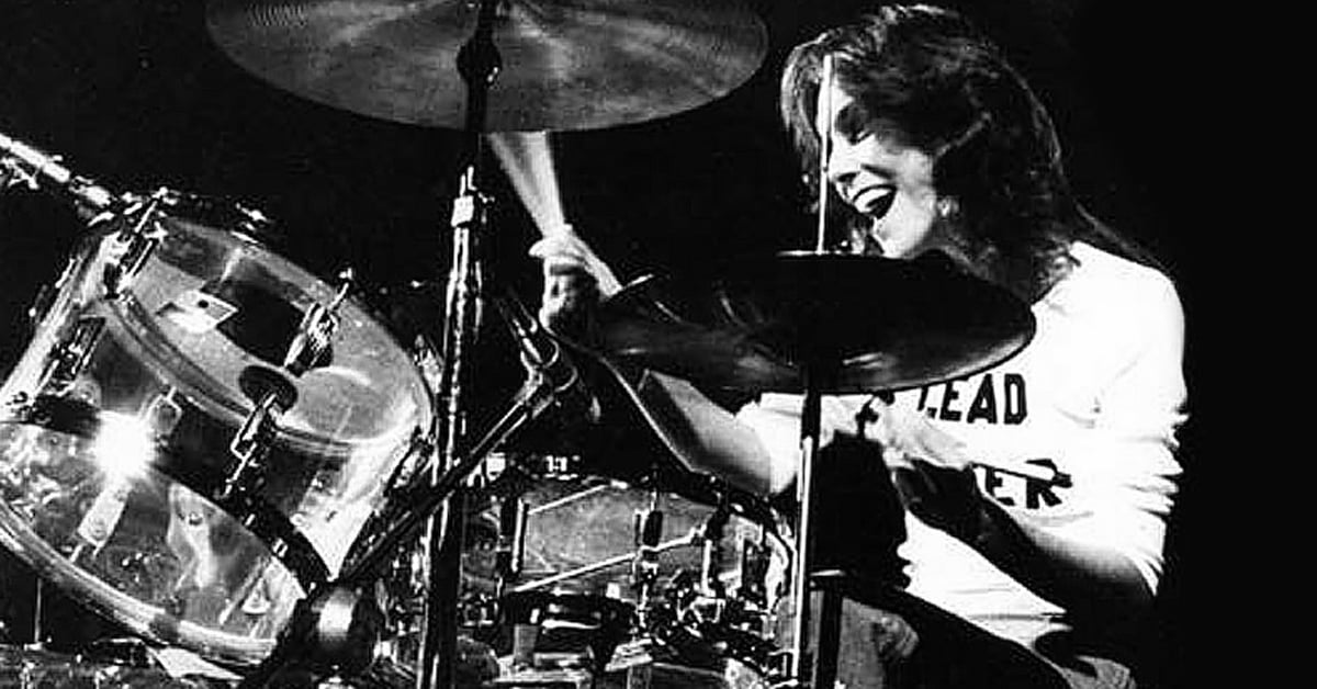 من حصل على لقب عازف الدرامز لعام 1975؟