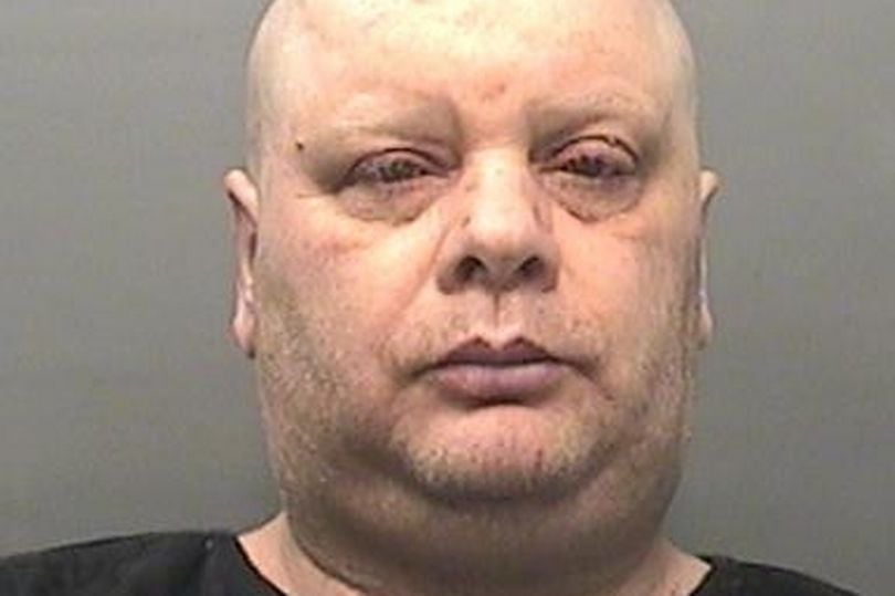 ¿Quién es el hombre silencioso que sigue bloqueando el tráfico?