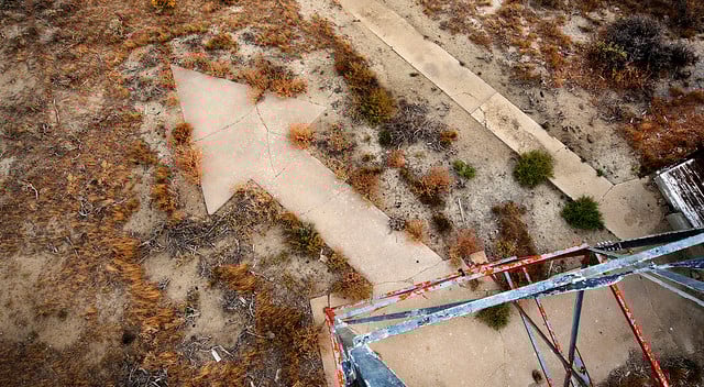 なぜ連邦政府はアメリカで10マイルごとに巨大な矢を建てたのですか？