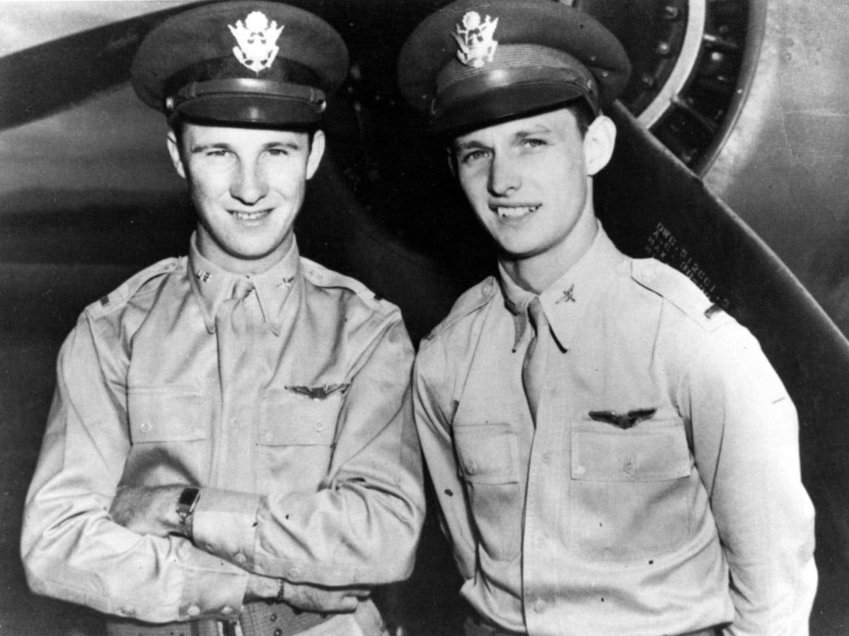 لماذا حرم طياران من وسام الشرف لأفعالهما أثناء الهجوم على بيرل هاربور؟