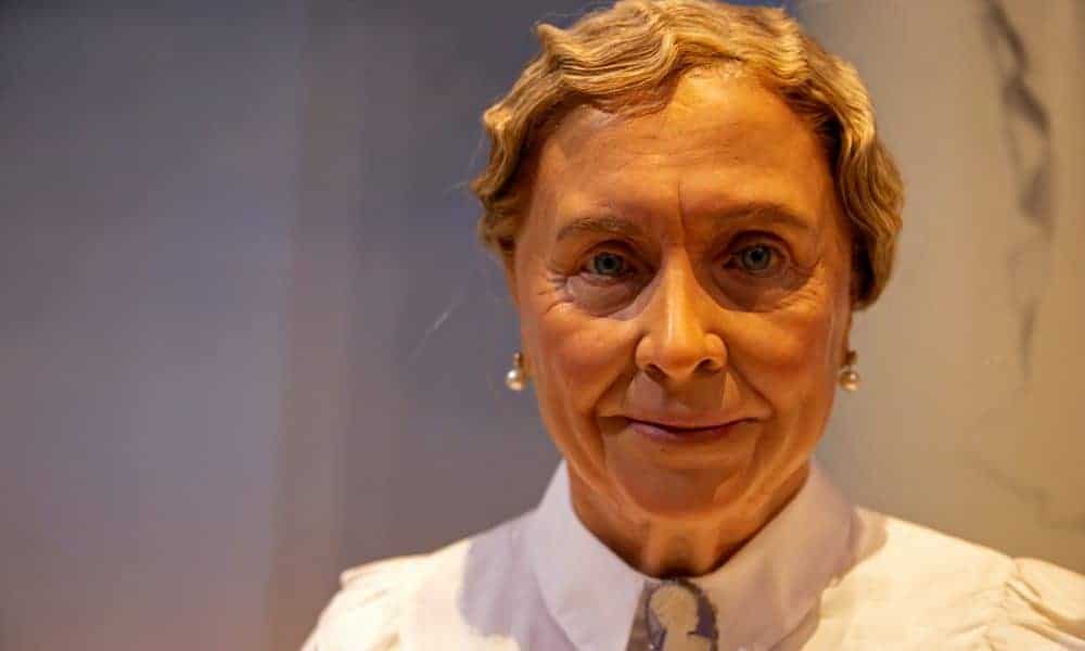 تغلبت هيلين كيلر على إعاقاتها وقادت العمال الصناعيين في اللجنة العالمية للمكفوفين والمعاقين