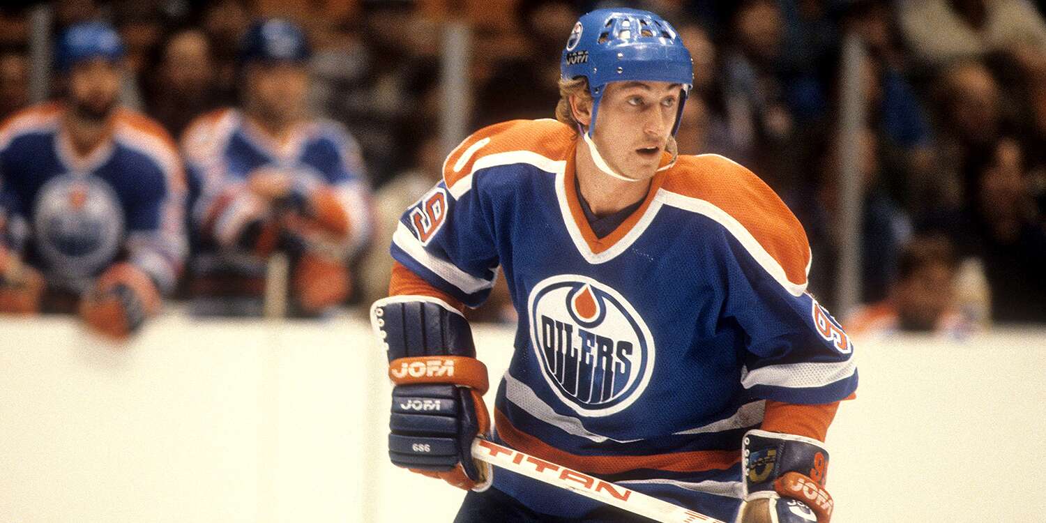 200シーズンでXNUMXポイントを獲得した唯一のホッケー選手は誰ですか？