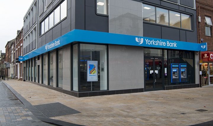 Por que um homem britânico mudou seu nome depois de ter um problema com seu banco?