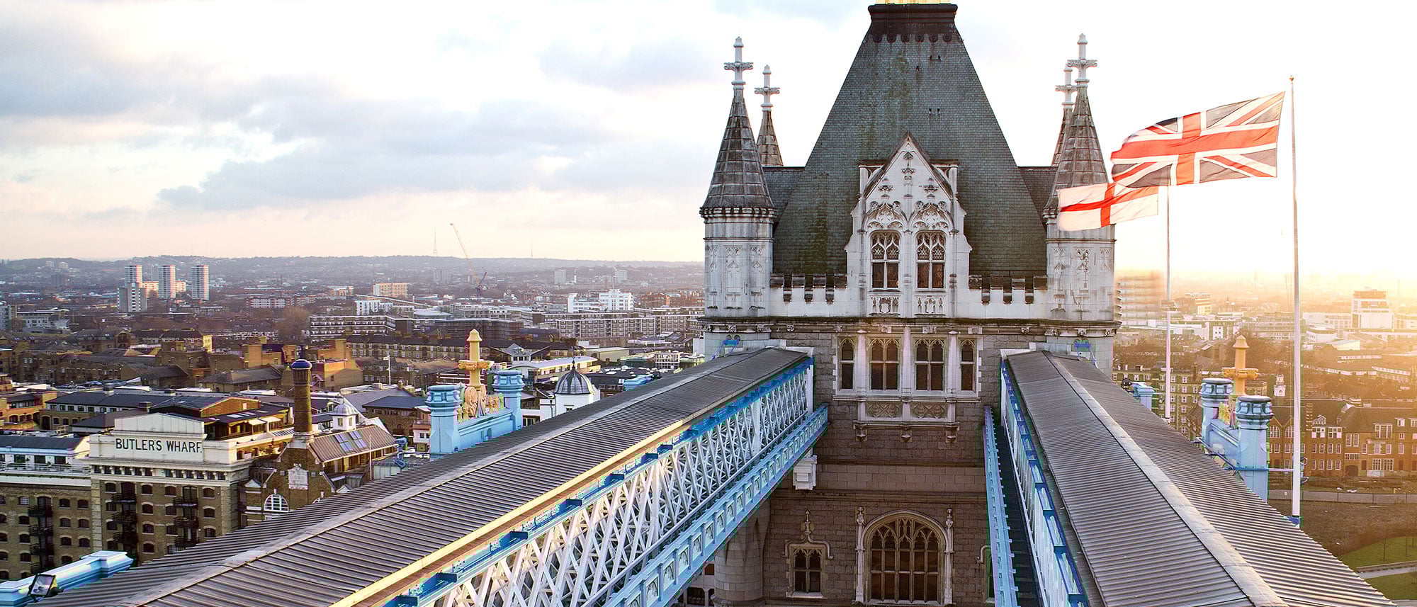 Wie ist ein Doppeldeckerbus über die Tower Bridge gesprungen?