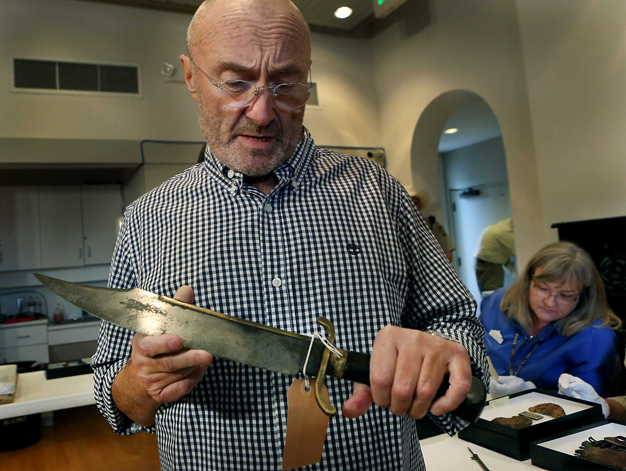 アラモアーティファクトの最大のコレクションを所有しているのは誰ですか？