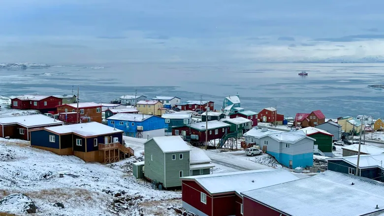 Cerca de 5.8% das pessoas que vivem em Nunavut não têm conhecimento de inglês ou francês, falam apenas a língua inuit