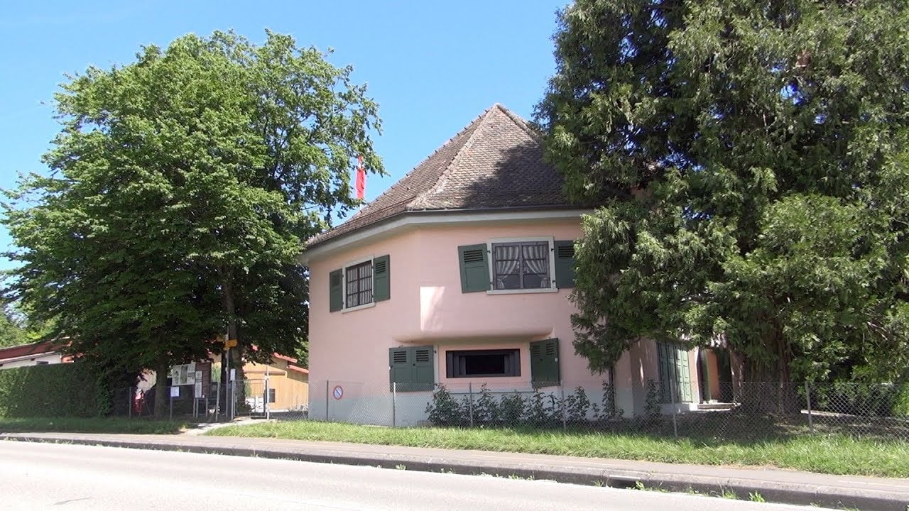 スイスの田園地帯にある XNUMX 階建ての家族の家のように見えるヴィラ ローズは、実際には巨大な銃を備えた軍事施設です