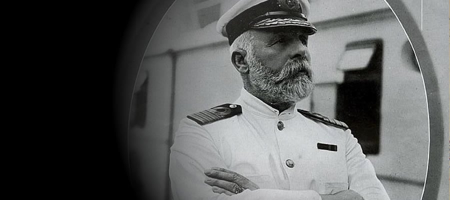 إدوارد جون سميث ، قبطان تيتانيك ، كان أيضًا قبطان السفينة الأولمبية عندما اصطدمت بسفينة حربية في عام 1911. أدى الاصطدام إلى تأخير رحلة تيتانيك الأولى