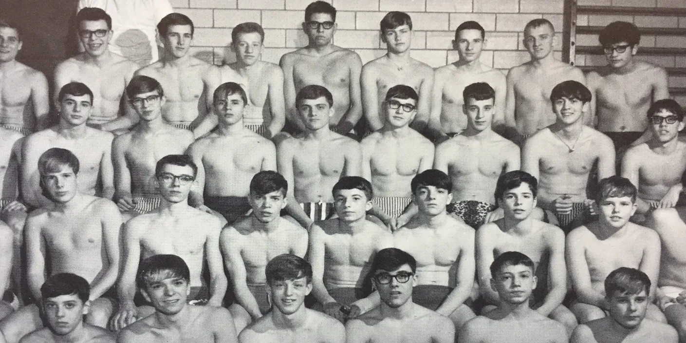 Seit über 50 Jahren verlangen die öffentlichen Schulen in Chicago, dass männliche Schüler während des Schwimmunterrichts nackt sind. Nur Studentinnen durften Badeanzüge tragen.