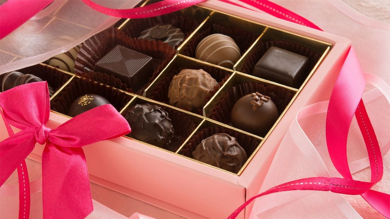 Se espera que las mujeres japonesas regalen chocolates a los hombres durante el Día de San Valentín. Giri Choco o Chocolates por Obligación son Parte de Esta Tradición. Luego se supone que los hombres deben corresponder el gesto el 14 de marzo.