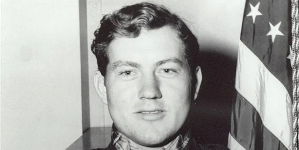 Jacklyn H. Lucas 在 14 岁时加入了海军陆战队。他偷偷登上一艘开往硫磺岛的船，在没有步枪的情况下冲进了海滩，并把自己扔在两颗手榴弹上以保护他的团队。 他在 17 岁时幸存下来并获得了荣誉勋章。