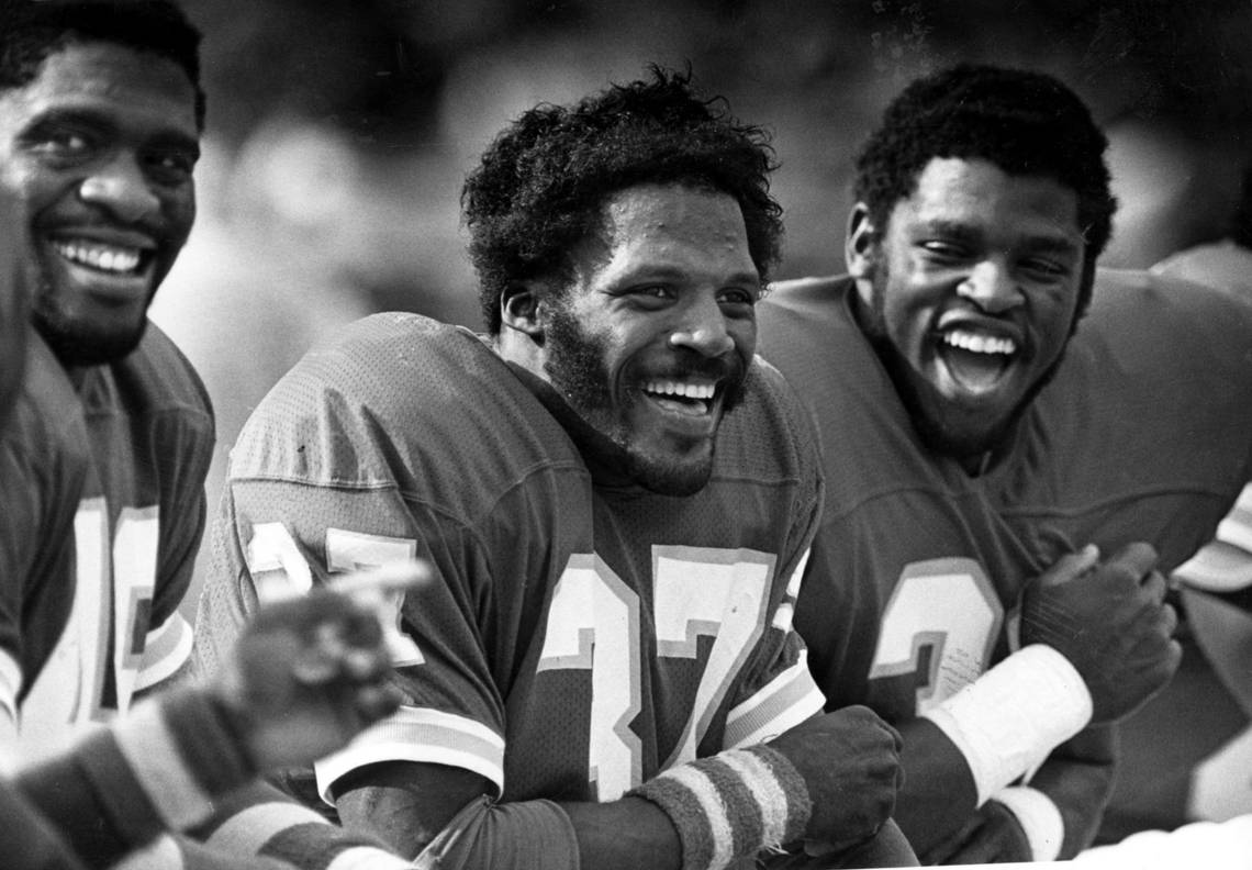 En 1983, Joe Delaney, le Running Back des Chiefs de la NFL, a sacrifié sa vie pour sauver trois enfants de la noyade. Son numéro est officieusement retiré et une statue a été érigée en son honneur.