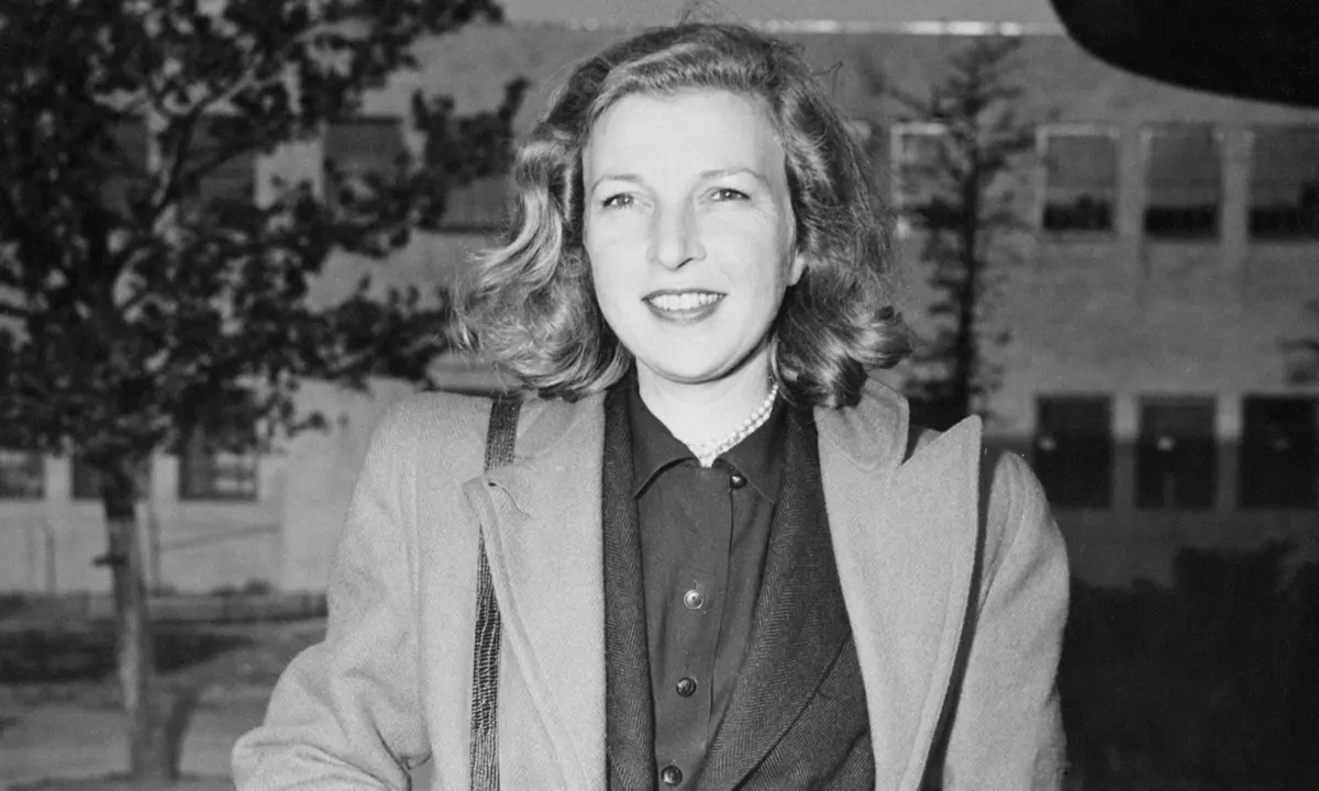 记者玛莎·盖尔霍恩（Martha Gellhorn）是唯一一位登陆诺曼底海滩的女性。 她的加入申请居然被拒绝了，所以她躲在厕所里伪装自己