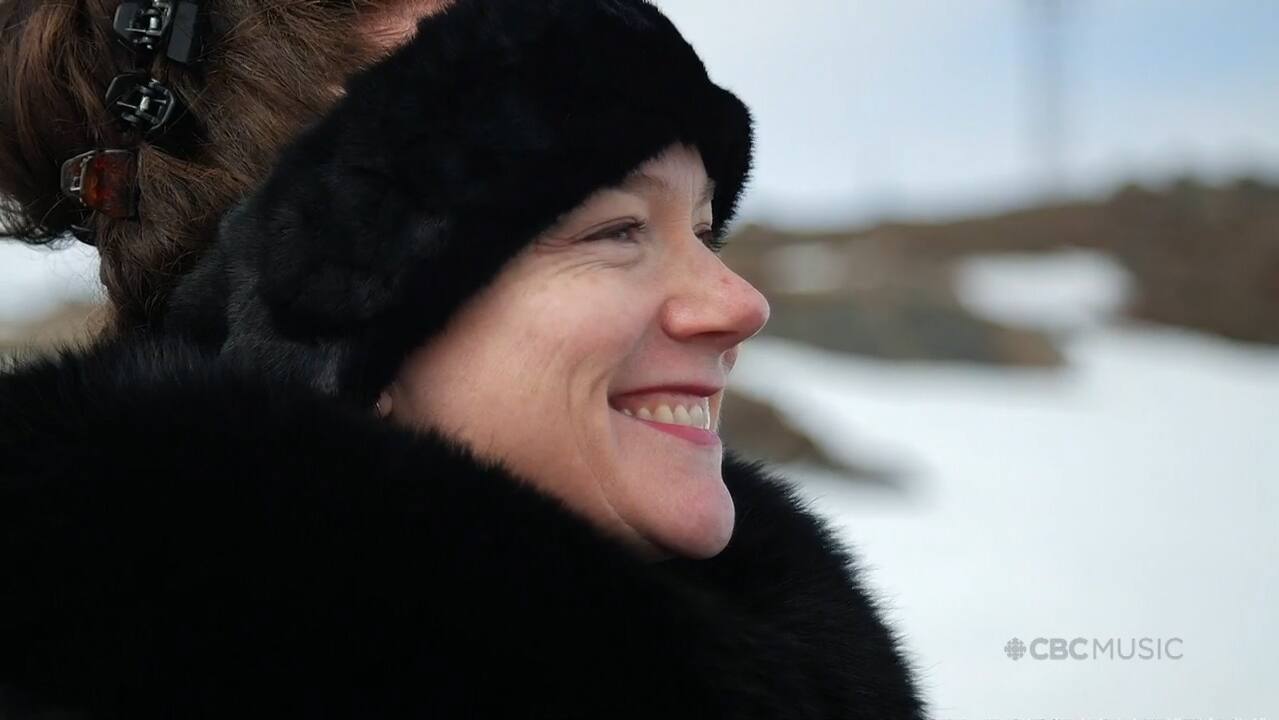 博士号を持つ音楽教師、メアリー・ピアシー＝ルイス。 民族音楽学の博士号を取得し、2021 年に初めてイヌイットの合唱音楽のテキストを出版しました。