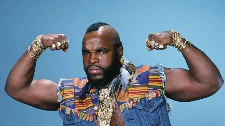 كانت سلاسل الذهب ومجوهرات العلامة التجارية للسيد تي نتيجة فقدان العملاء لأشياءهم أو تركها وراءهم بعد شجار في النادي كان يعمل كحارس