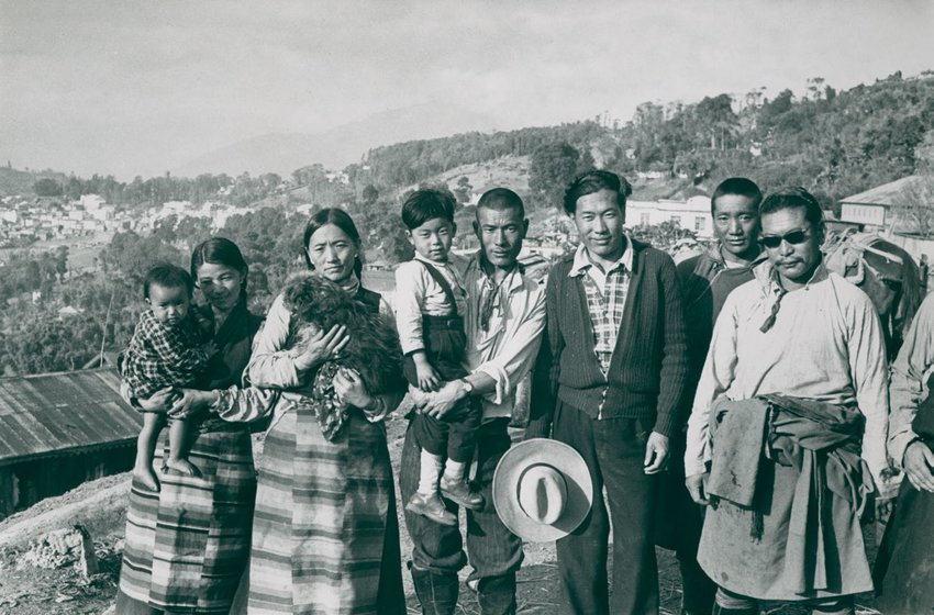 In Tibet is het traditioneel dat een vrouw met meerdere echtgenoten getrouwd is. De echtgenoten waren meestal broers. Dit was om het land binnen dezelfde familie te houden onder erfrecht.